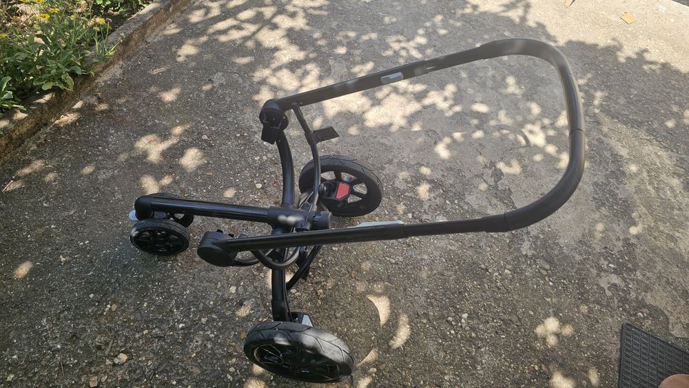 Количка Quinny Mood.
Коплекта включва летен кош, зимно чувалче / от 0-