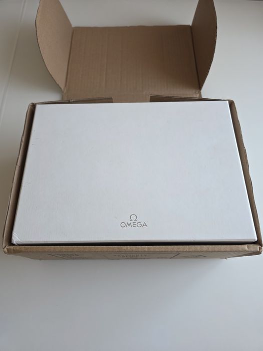 Vând cutie originală ceas Omega.