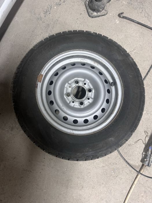 продается зимни летние шины почти новый летник в дисках 13 размер
