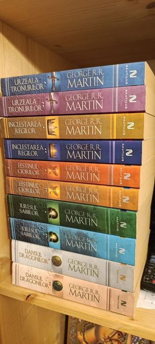 Seria Cantec de gheata si foc completa