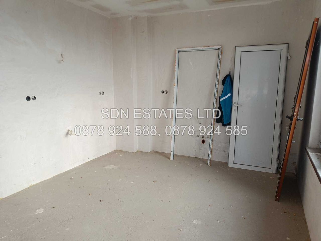 Продава се Четиристаен апартамент в Казанлък - 250 кв.м за 1040 €/кв.м - Снимка #2