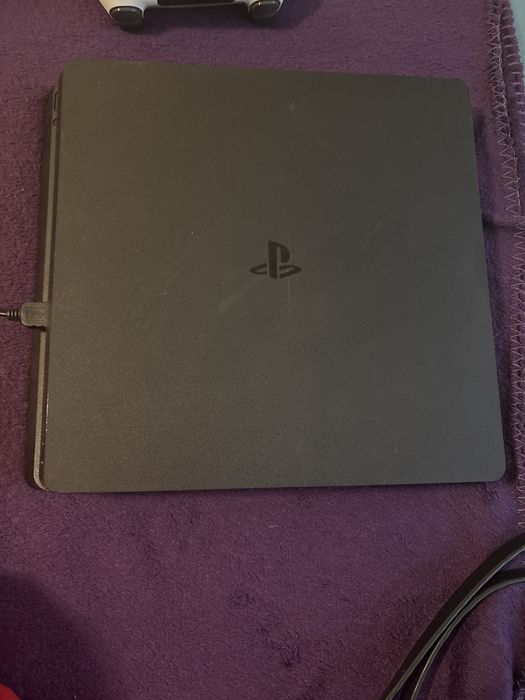 Ps4,7 jocuri, cablu HDMI,cablu de alimentare,2 manete