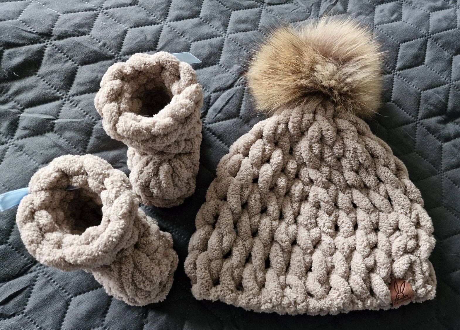 Бебешка шапка и ботушки handmade