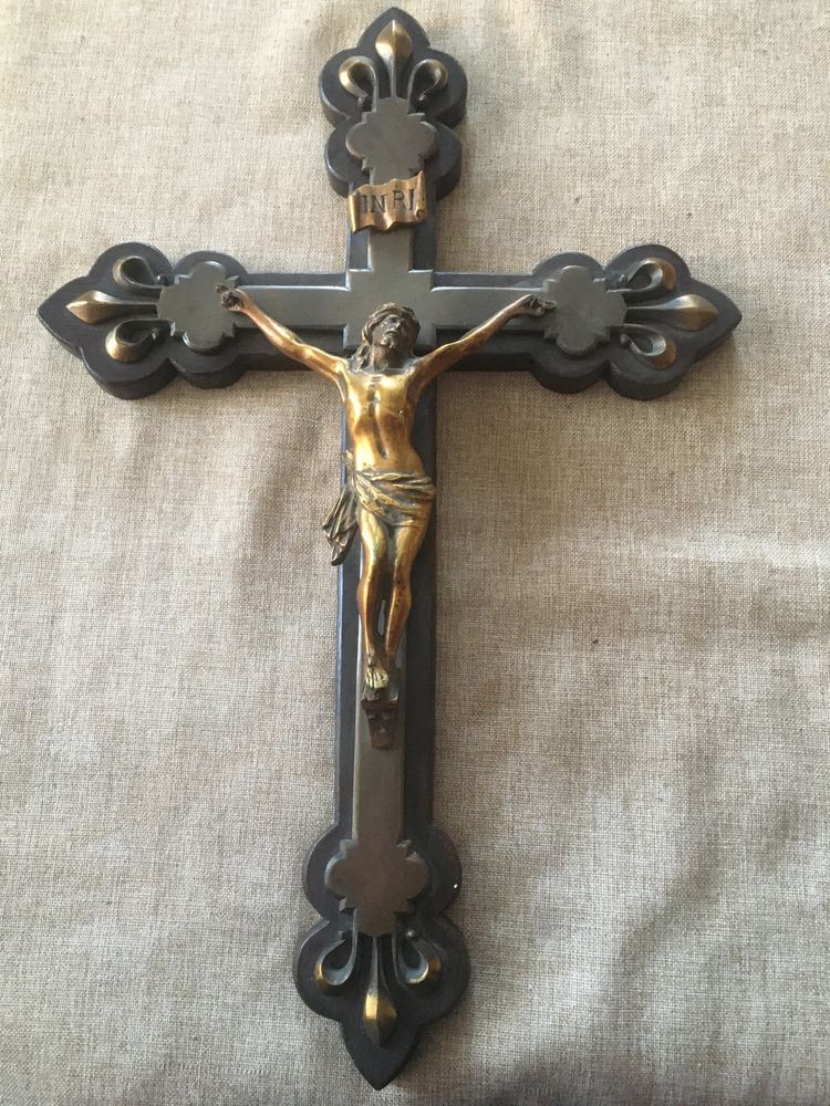 Crucifix bronz, suport lemn