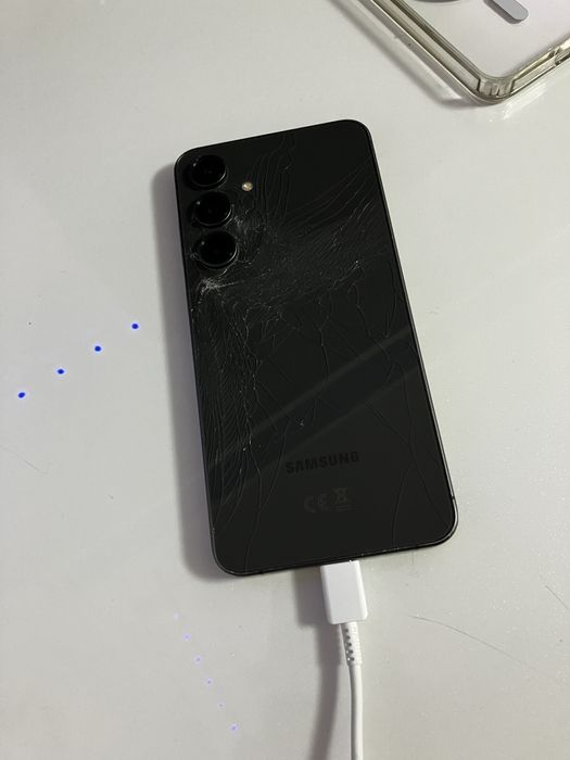 Samsung S24 FE perfect functional dar crapat pe spate