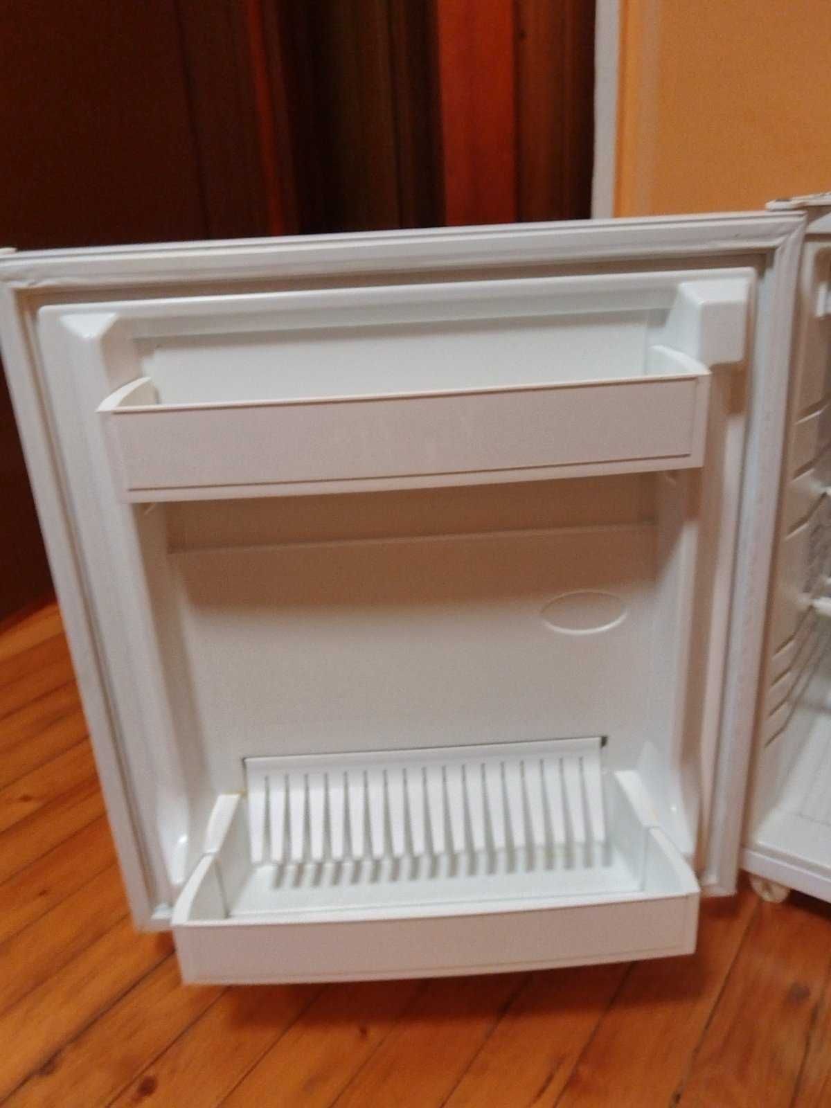 Продавам мини хладилник DOMETIC