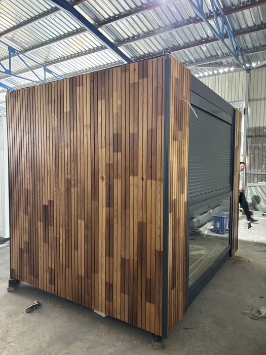 Container modular gri antracit cu riflaj de lemn sticla montaj livrare