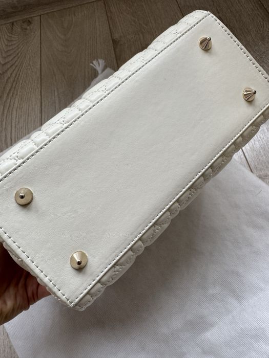 Чанта Lady Dior Medium цвят latte
