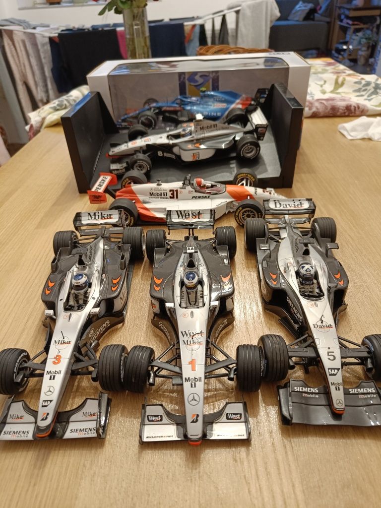 Machete McLaren Mercedes Formula 1 minichamps.Cititi anuntul