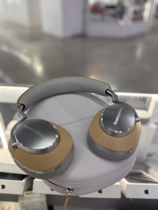 Bowers & Wilkins px8