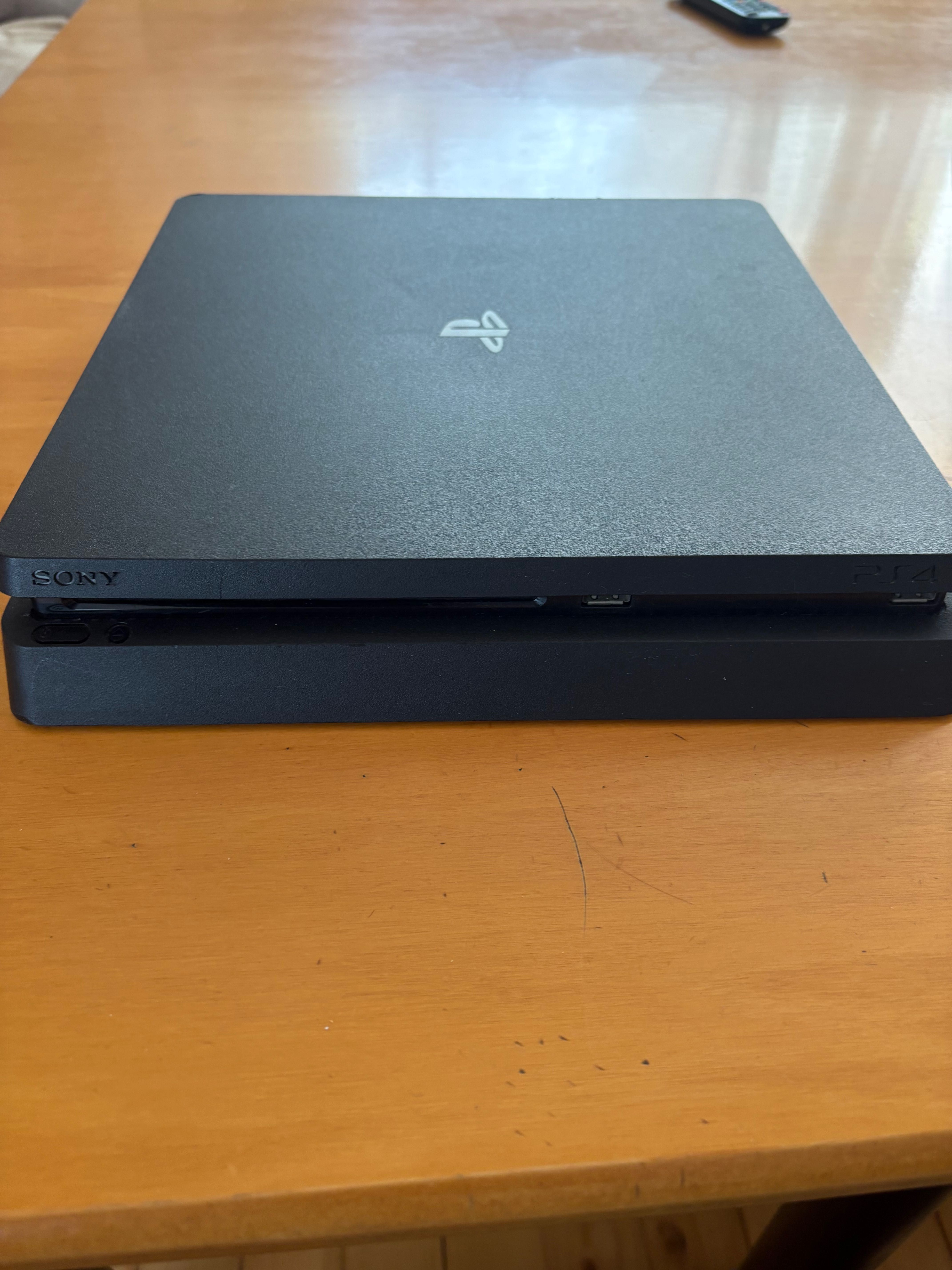 PS4 със два джойстика и 9игри
