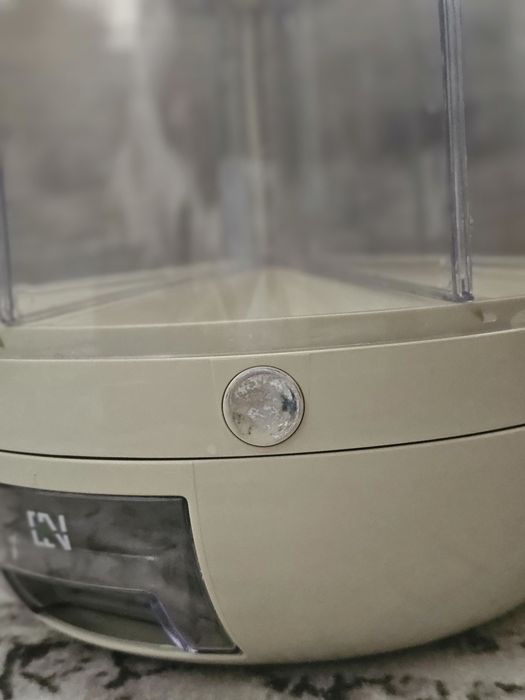 Въртящ се диспенсър с 6 отделения и капацитет за съхранение до 3,5 л