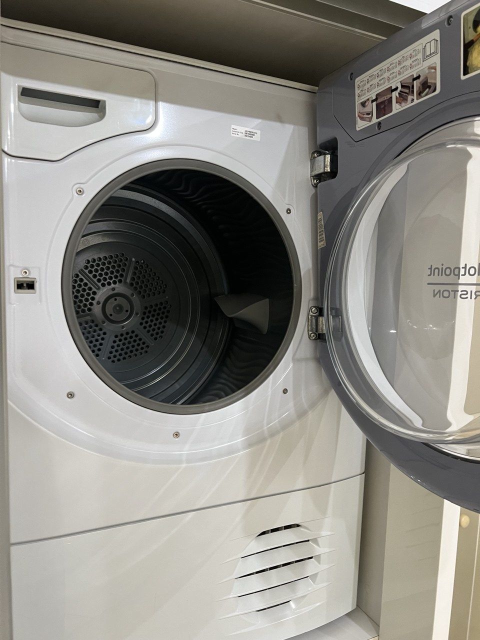 Продаю сушильную машину Ariston Hotpoint Aqualtis. Состояние отличное