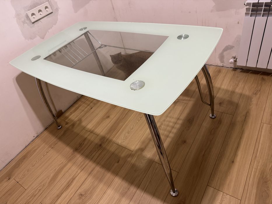 Продам стол стекляный