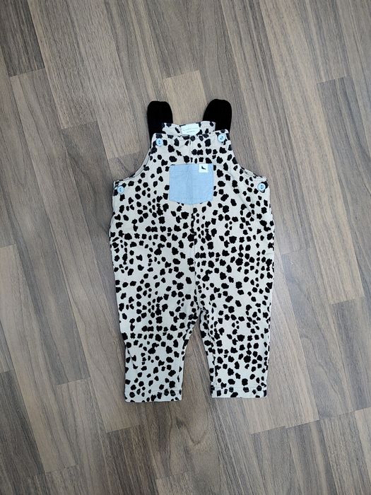 Salopetă adorabilă pentru bebe,cu imprimeu modern tip dalmațian