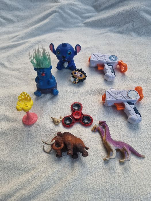 Продам набор игрушек – герои, динозавры и бластеры!