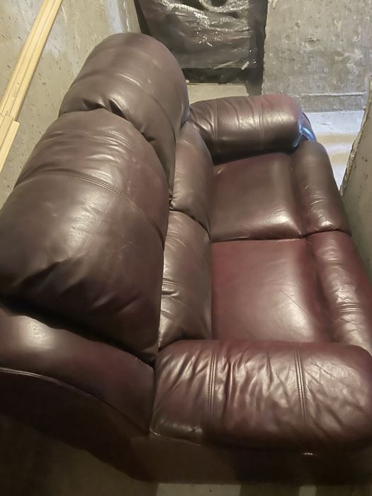 Два броя двойни канапета кожа.. едното двойно е със релакс  механизъм!