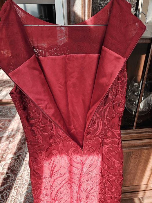 Червена официална рокля без ръкави с бродерия с копринени конци