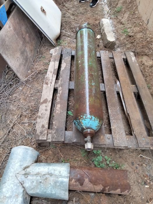 Продам стальной кислородный баллон.