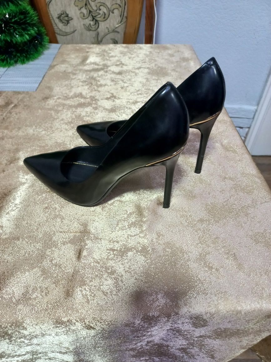 Женская обувь,туфли черные одочка,на шпильке