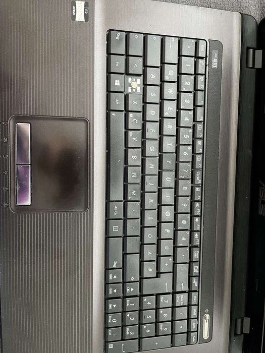 Лаптоп Asus в много добро състояние 17 инча работи добре