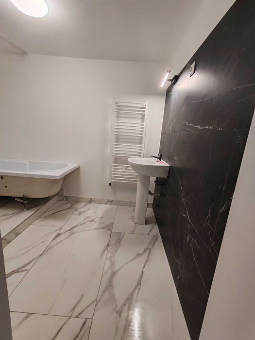 Vând Apartament la demisol cu 2 camere Zona Centrala!