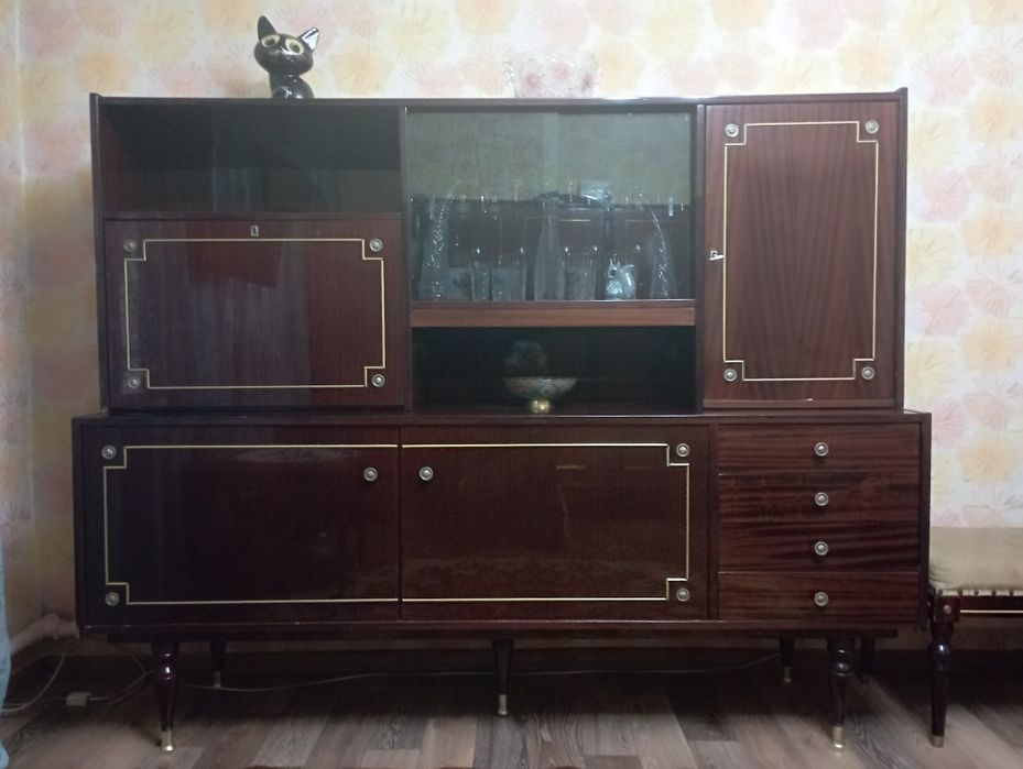 Продам сервант. Производство Румыния.