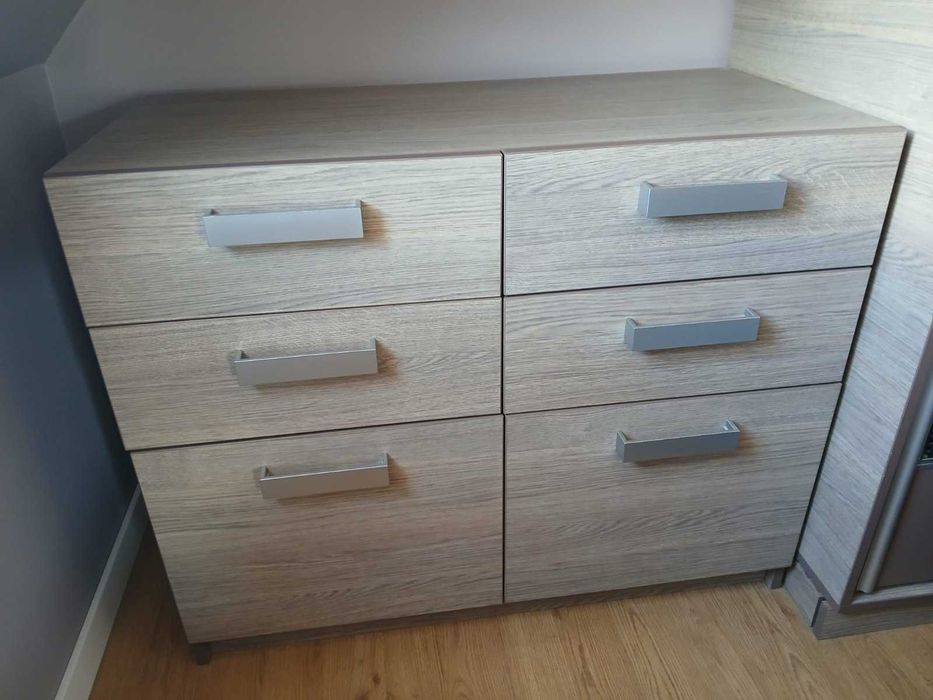 Продавам скринове/шкафове 2 броя + нощно шкафче