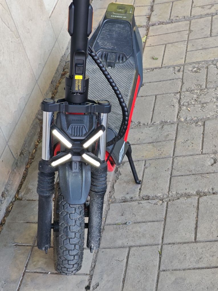 Електрически Скутер  SEGWAY KICK SCOOTER ZT3 PRO E