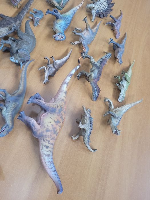 Динозаври играчки