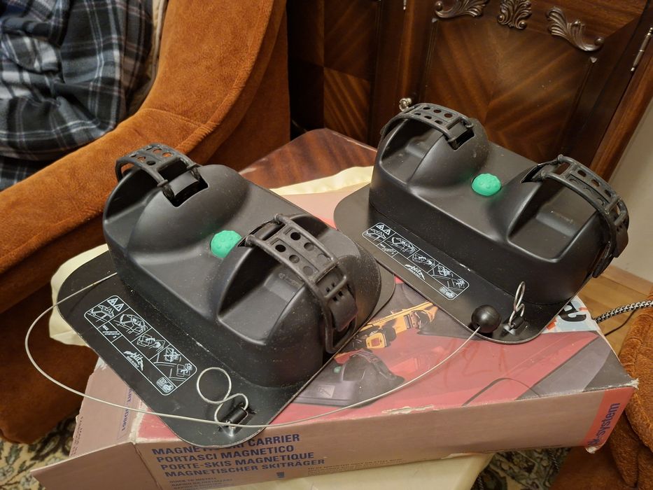 Магнитен багажник за два комплекта ски.