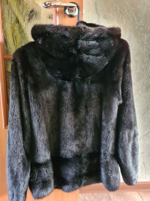 Продам норковую шубу, размер 44, состояние хорошее, привозили с ОАЭ,