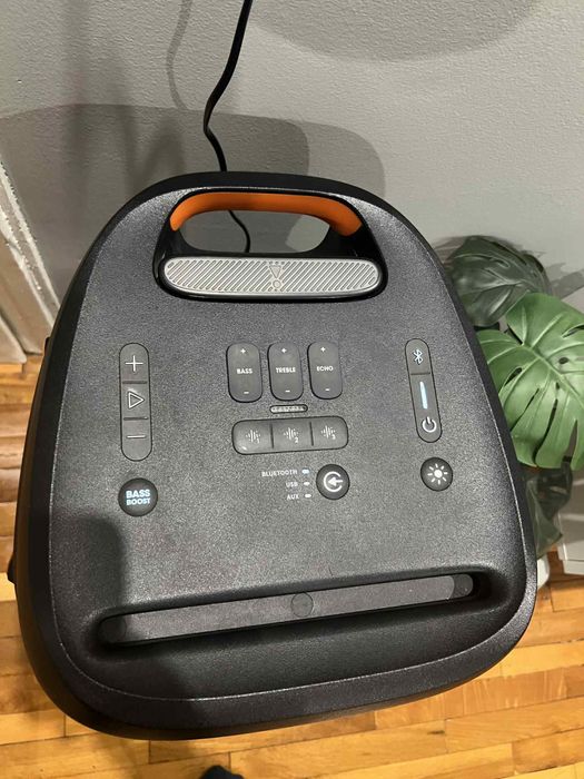 Продавам Тонколона JBL PARTYBOX 310