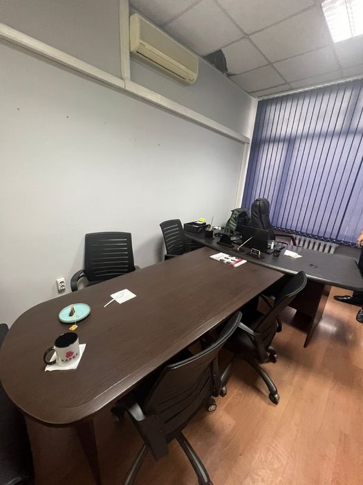 Продам комплект -стол для руководителя,стол для переговоров и тумбу