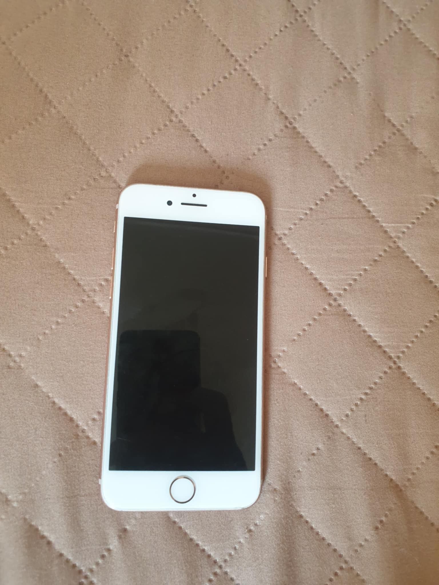 Продавам iPhone 8 бял