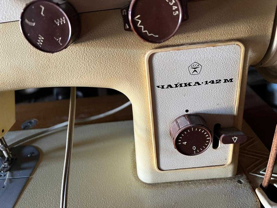 Продам швейную машину Чайка тумба