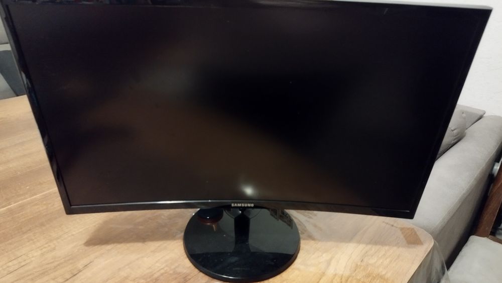 Геймърски извит монитор