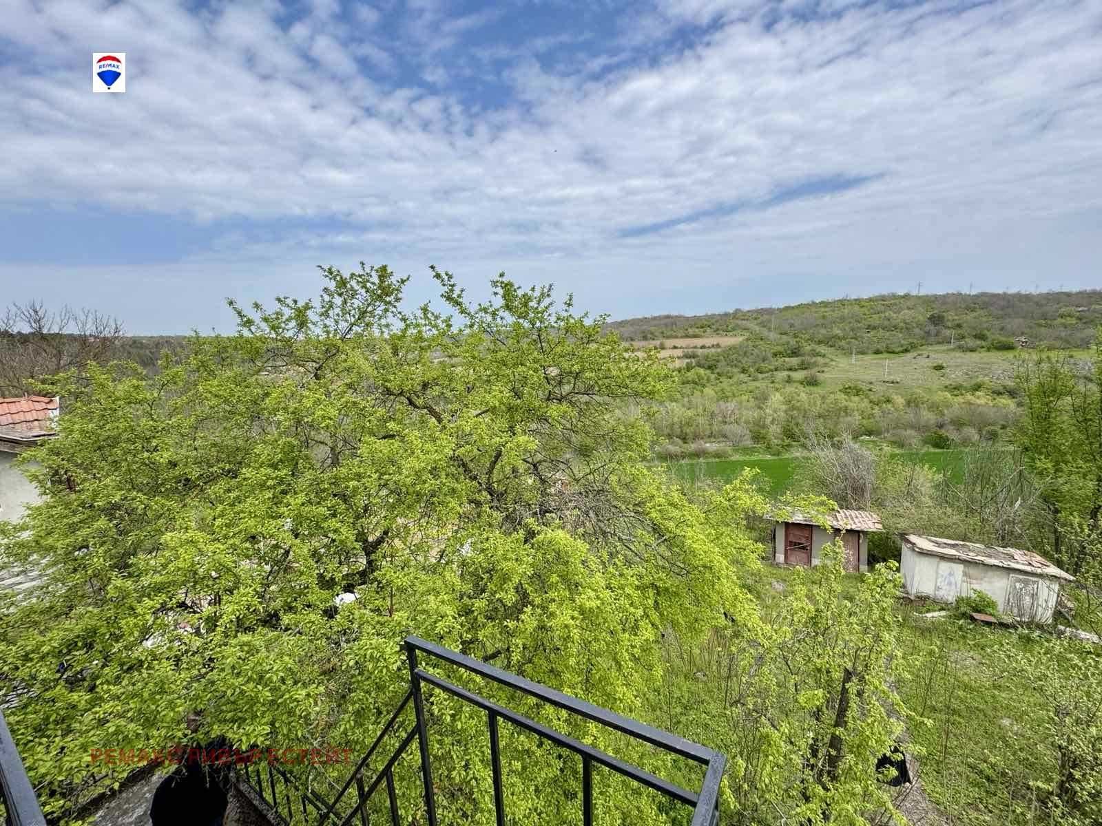 Вила на три етажа в кв. Долапите