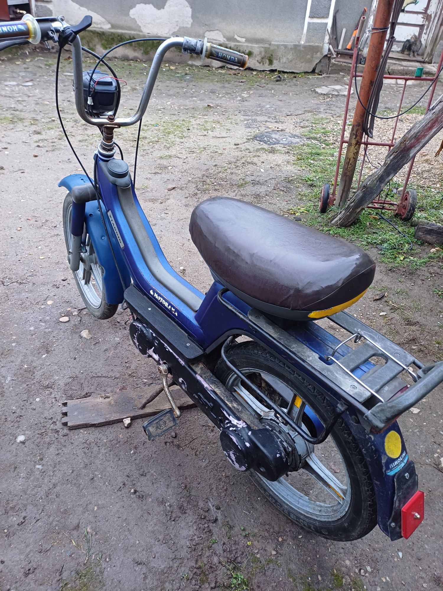 Vand sau schimb scuter piaggio zip 1000 de lei