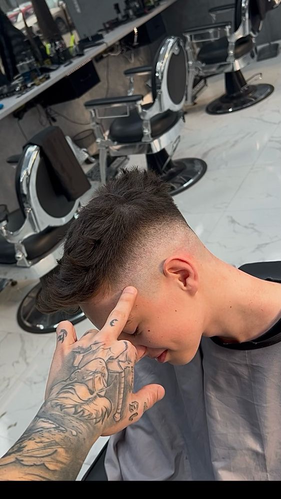 13 BarberShop cauta coleg frizer!
