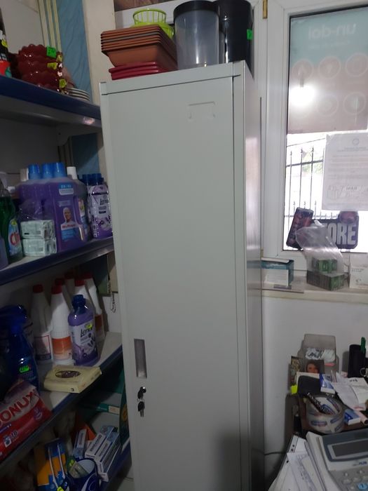 Vând rafturi comerciale