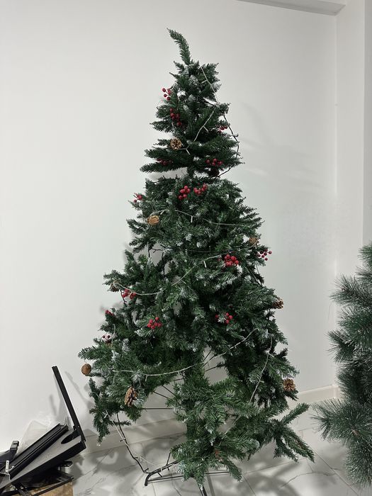 Продаётся новогодняя ёлка (2 метра)