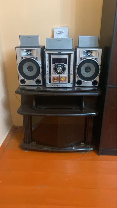 Музыкальный центр SONY с колонками и стеклянной подставкой