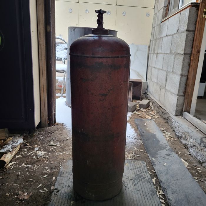 Продам большой газ баллон в хорошем состоянии