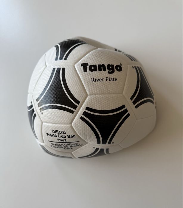 Футболна топка Tango 1982