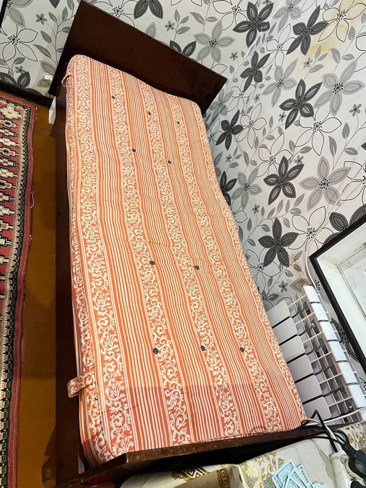 Столы, телевизоры, ставни оконные, скамейка, кровати