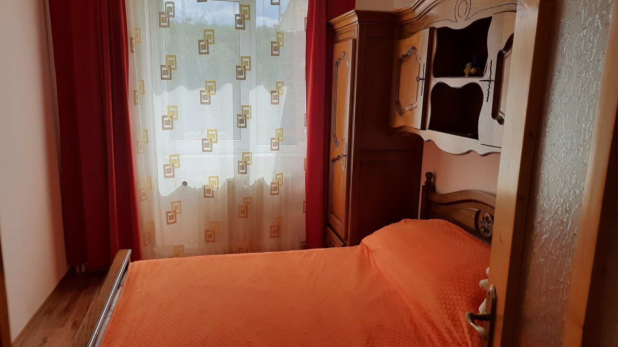 Apartament 3 camere decomandate zona centrală.