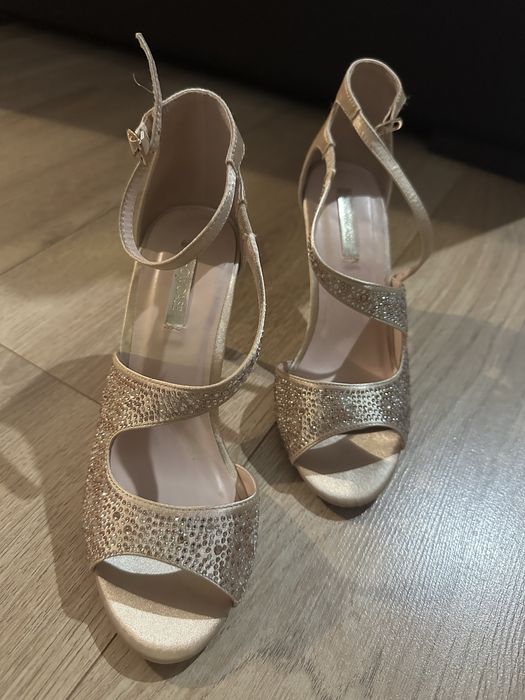 Обувки на ток с камъни