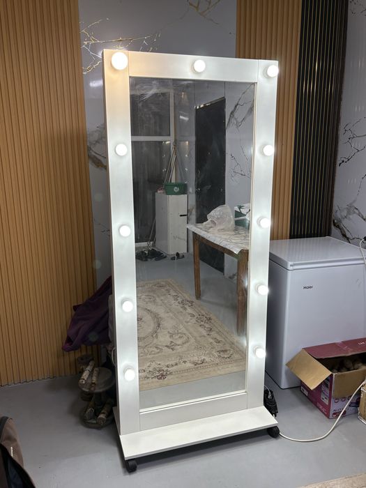 Продою большое зеркола с яркой подсветкой