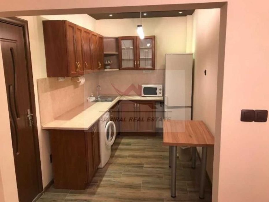 Топ Локация! Просторен! Тристаен- Червен площад!